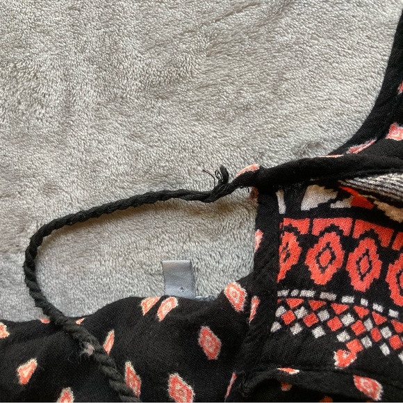 Charlotte Russe Black & Red Patterned Boho Blouse with Full Sleeves & Neck Tie - Picture 4 of 10